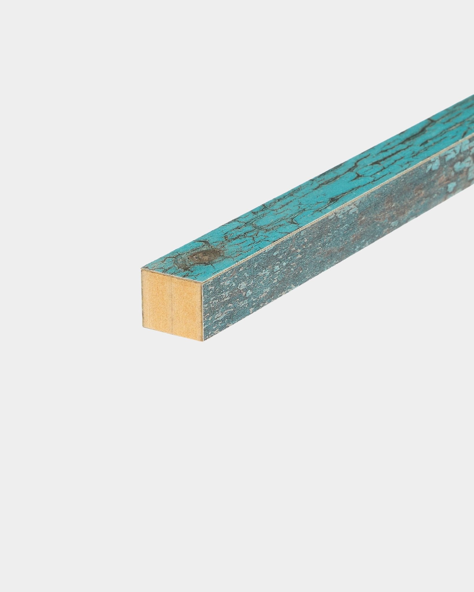 Lamelle d’extrémité WoodUpp Akupanel en bleu oxyde, 2,2 cm, conçue pour apporter une touche d’accent aux panneaux acoustiques ou aux cadres en MDF avec une finition bois apparente.